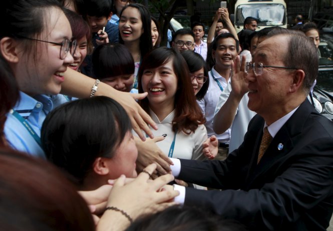Tổng thư ký Ban Ki Moon (phải) bắt tay các sinh viên sau buổi nói chuyện sáng 23-5 - Ảnh: Reuters