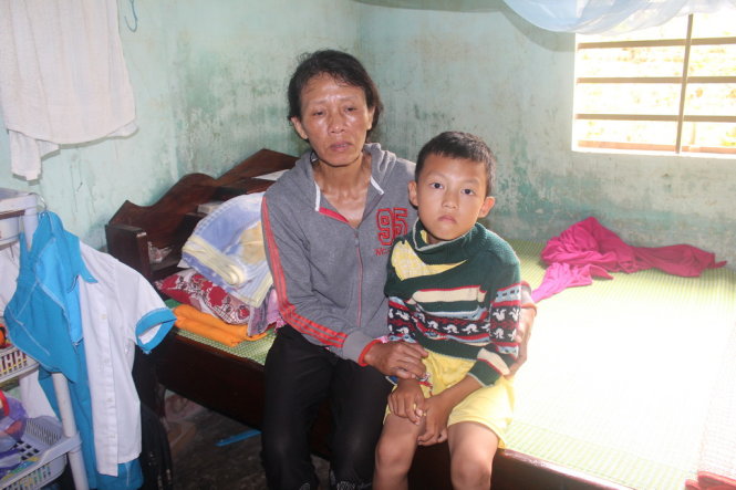 hai mẹ con chị Nguyễn Thị Đông và con trai Thạch Quang Quynh