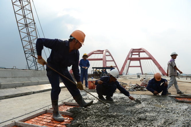 Cầu Bình Lợi nằm trên tuyến đường Tân Sơn Nhất - Bình Lợi (đường Phạm Văn Đồng) là dự án BT đầu tiên do doanh nghiệp nước ngoài hợp tác với VN thực hiện. Trong ảnh: thi công cầu Bình Lợi năm 2013  Ảnh: THUẬN THẮNG