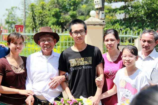 Đỗ Quang Thiện trong vòng tay yêu thương, vui mừng của gia đình, thầy cô và bạn bè - Ảnh: Trung Tân