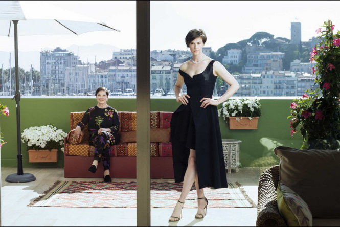 Isabella Rossellini - chủ tịch hội đồng giám khảo Un certain regard (Một góc nhìn) - và con gái tại Café des Palmes (quán cà phê Những cành cọ) trong thời gian LHP Cannes 2015 - Ảnh: Parismatch