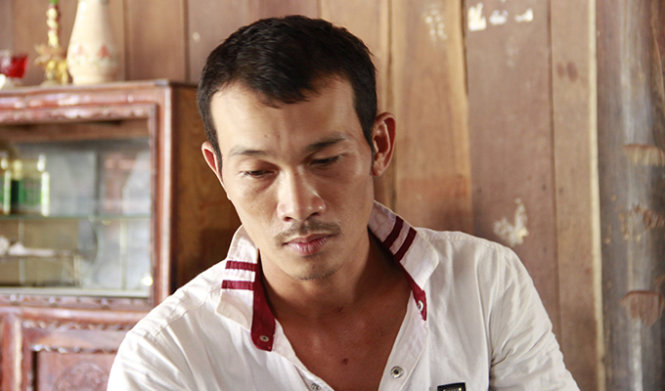 Anh Lê Tiến Phú kể lại sự việc thời điểm bị ông Phạm Thành Trung xịt hơi cay - Ảnh: B.D