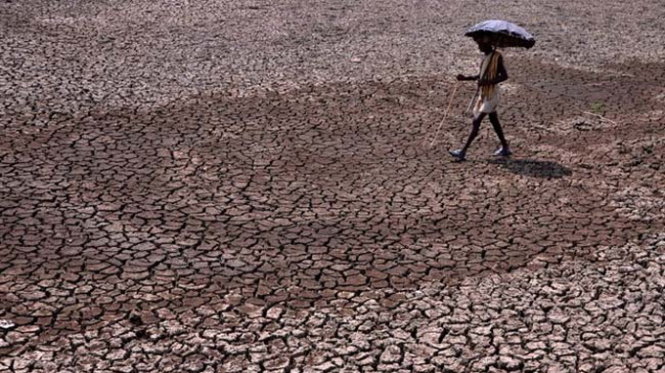 Đất nứt nẻ do hạn hán ở Ấn Độ - Ảnh:AFP