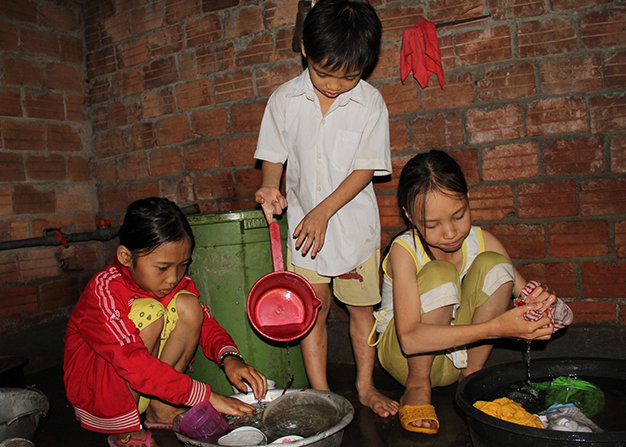Mất cha mẹ, các em sống tự lập trong căn nhà không có người lớn - Ảnh: Trần Mai