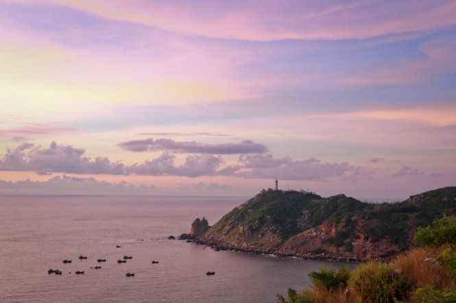 Nằm trên doi đất nhô ra biển của tỉnh Phú Yên, Mũi Điện (còn gọi là Mũi Đại Lãnh) được xem là điểm đón ánh mặt trời thứ hai trên đất liền VN - Ảnh: Tiến Thành