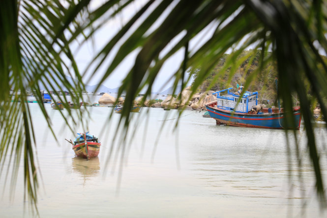 Bao quanh làng chài Xuân Đừng là biển nên người dân thường di chuyển bằng thuyền hoặc đi dọc theo bãi cát - Ảnh: Tiến Thành