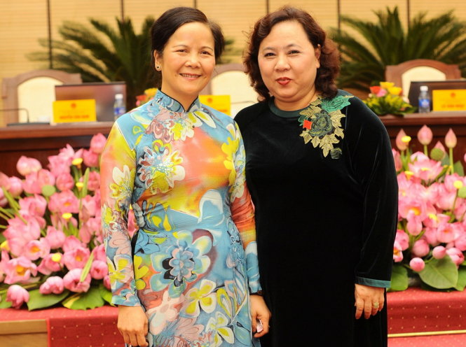 Nguyên chủ tịch HĐND TP Hà Nội Ngô Thị Doãn Thanh (bên trái) và tân Chủ tịch HĐND TP Hà Nội Nguyễn Thị Bích Ngọc (bên phải) tại kỳ họp