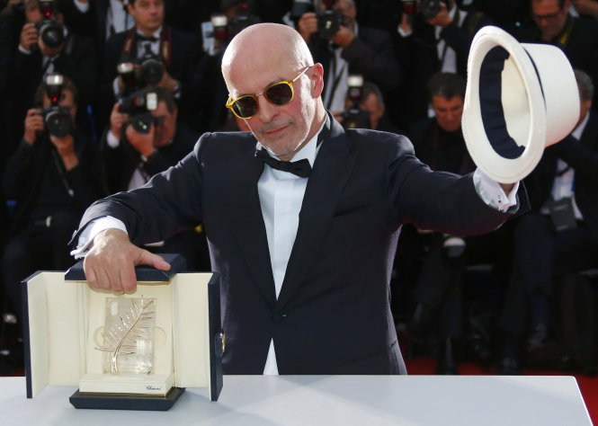 Đạo diễn Pháp Jacques Audiard khoe giải thưởng Cành cọ vàng cao quý Ảnh: Reuters
