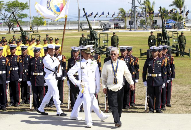 Bộ trưởng Quốc phòng Philippines Voltaire Gazmin (hàng đầu, bên phải) duyệt binh danh dự tại lễ kỷ niệm 117 năm thành lập hải quân  tại căn cứ ở Cavite City, phía nam Manila ngày 25-5              Ảnh: Reuters