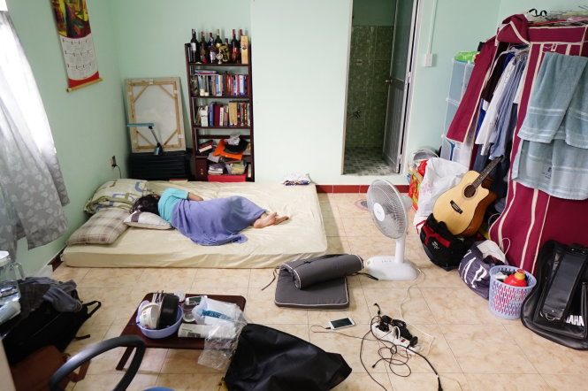Nhiều bạn trẻ thấy cô đơn ngay trong nhà mình - Ảnh: Quang Định