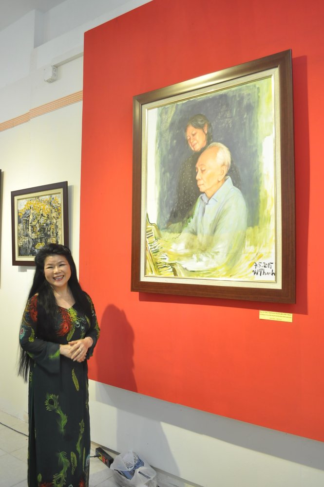 Họa sĩ Văn Dương Thành bên bức họa Đại tướng Võ Nguyên giáp chơi đàn Piano