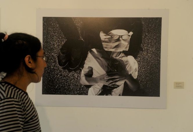 Tại triển lãm ảnh của Bacani về nạn hành hạ người giúp việc, tổ chức ở Manila - Ảnh: AFP