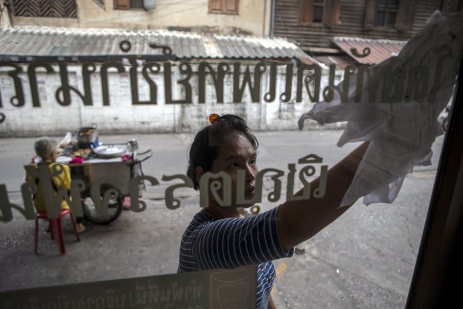 Suay Ing lau cửa kính tại một bệnh viện ở Bangkok, Thái Lan hôm 25-5 - Ảnh: Reuters