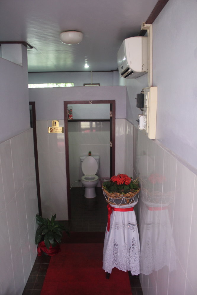 Nhà vệ sinh ở Lào có trang bị máy lạnh, hoa, nến thơm... - Ảnh: N.V.M.