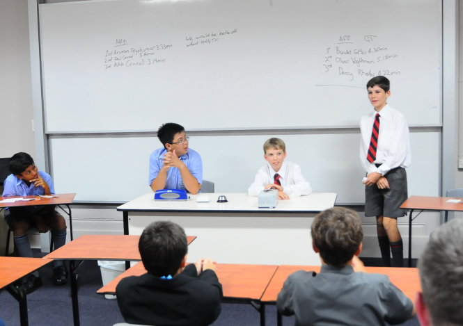 Ở nhiều nước, học sinh được tạo điều kiện để phát triển kỹ năng. Trong ảnh: học sinh Trường Brisbane Grammar (Úc) tổ chức nhóm thuyết trình một đề tài xã hội - Ảnh: T.T.D.