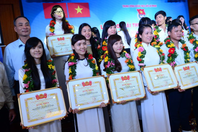 Các cá nhân đoạt giải thưởng Trần Văn Ơn trong lễ trao giải Trần Văn Ơn sáng 27-5 - Ảnh: Quang Định