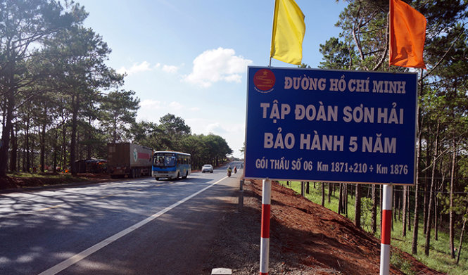 Tập đoàn Sơn Hải dựng bảng bảo hành tuyến đường (ảnh chụp ở xã Nâm N’Jang, H. Đắk Song, tỉnh Đắk Nông chiều 24-5) - Ảnh : N.C.T