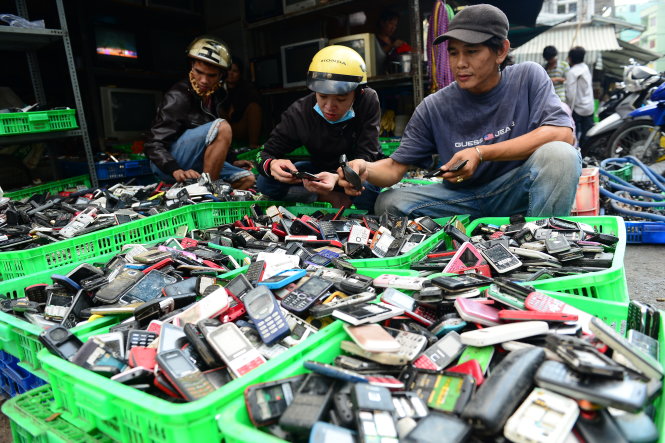 Trao đổi mua bán điện thoại cũ tại chợ Nhật Tảo, Q.10, TP.HCM chiều 27-5 - Ảnh: Quang Định