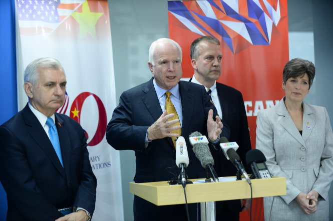 Các thượng nghị sĩ Jack Reed, John McCain, Dan Sullivan và Joni Earst (từ trái sang) trả lời phỏng vấn báo chí Việt Nam tại Trung tâm Mỹ ở TP.HCM trưa 29-5 - Ảnh: Thuận Thắng