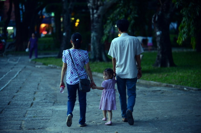 Cha mẹ cũng phải “học” về cách yêu thương con cái - Ảnh: Quang Định