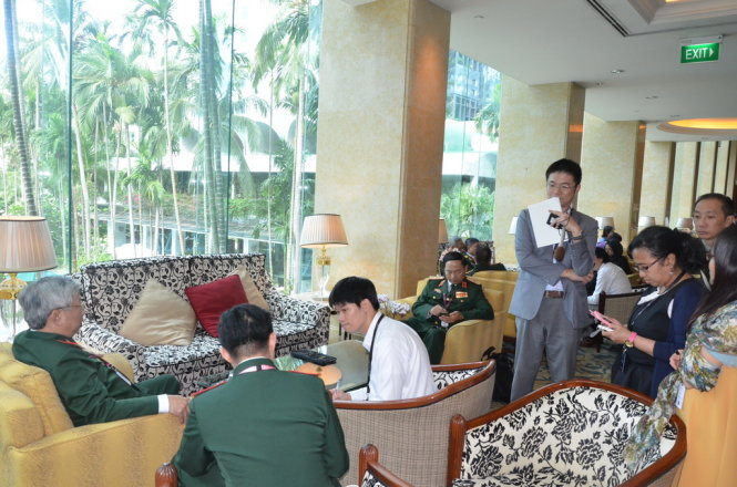Thượng tướng Nguyễn Chí Vịnh trả lời phỏng vấn báo chí nước ngoài bên lề hội nghị Shangri-La