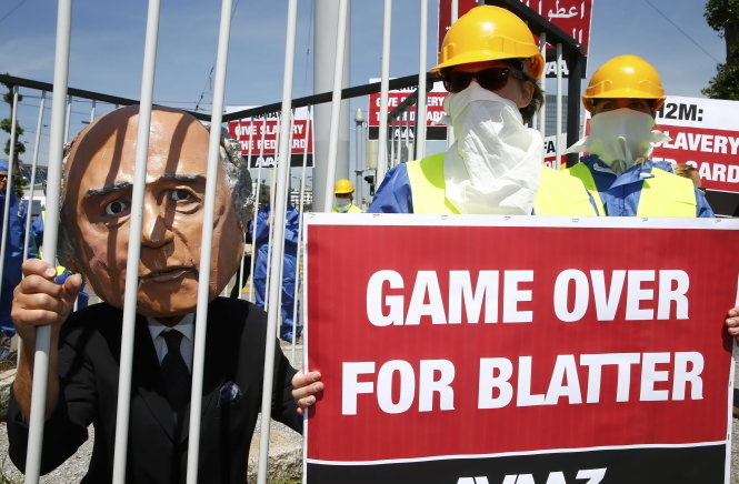 Biểu tình ở Zurich (Thụy Sĩ) đòi Blatter từ chức hôm 28-5 - Ảnh: Reuters