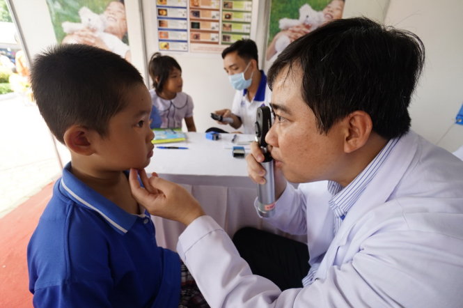 Khám các bệnh về mắt cho trẻ tại ngày hội chăm sóc sức khỏe trẻ em ở công viên 23-9 sáng 30-5 - Ảnh: Quang Định