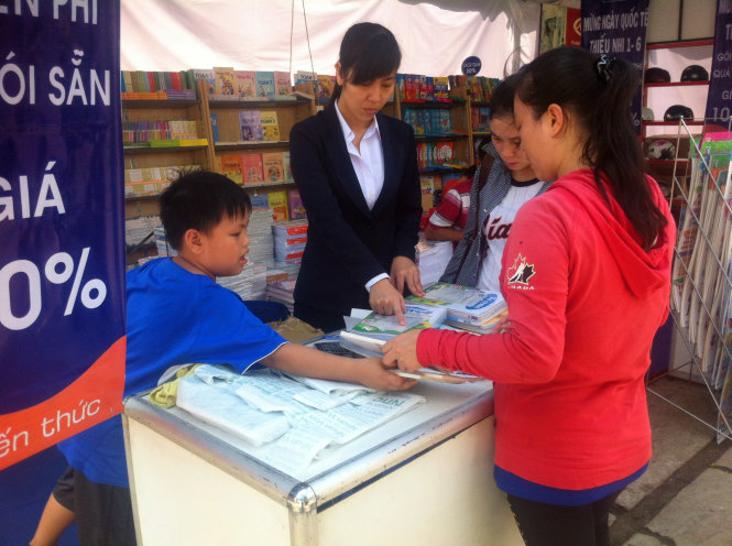 Phụ huynh, học sinh chọn mua hàng tại “Ngày hội kết nối” - Ảnh: Lê Sơn