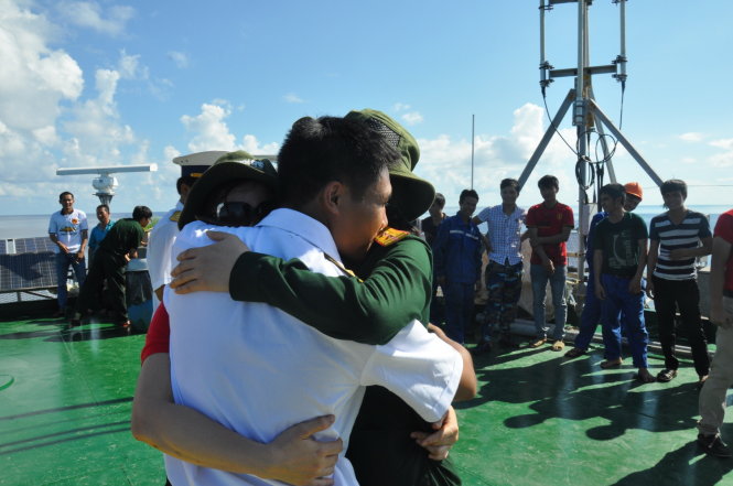 Đoàn công tác số 12 xuất phát từ cảng Cát Lái (TP.HCM) đã có chuyến thăm quân, dân sinh sống trên các đảo thuộc quần đảo Trường Sa - nhà giàn DK1-21, Phút chia tay lưu luyến, họ vòng tay ôm choàng những chiến sĩ Ảnh: TIẾN LONG