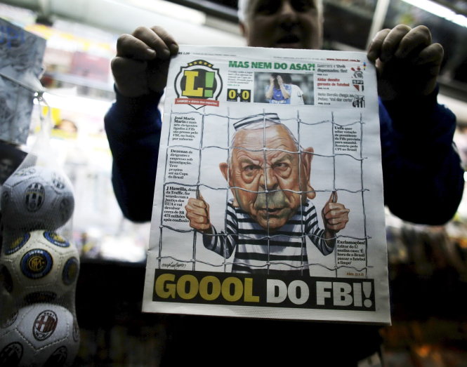 Trang nhất một tờ báo ở Brazil xuất bản ngày 28-5 đăng tranh biếm họa ông Jose Maria Marin - nguyên chủ tịch Liên đoàn Bóng đá Brazil, cùng dòng tít: “Mục tiêu của FBI”. Jose Maria Marin là một trong những quan chức bị bắt trong nghi án tham nhũng ở FIFA -  Ảnh: Reuters