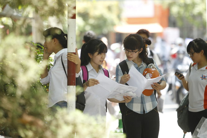 Các thí sinh trao đổi về bài làm sau khi hoàn thành  môn thi ngoại ngữ tại ĐHQG Hà Nội  ngày 30-5-2015 - Ảnh: Nguyễn Khánh