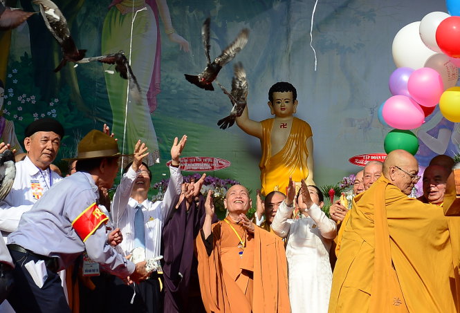 Các đại biểu thả chim bồ câu và cầu nguyện hòa bình tại đại lễ Phật đản ở Việt Nam Quốc Tự, Q.10, TP.HCM sáng 1-6 - Ảnh: Q.Định
