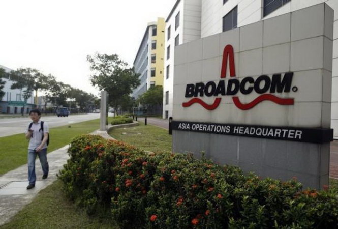 Avago sẽ trả trước cho Broadcom 17 tỉ USD tiền mặt cùng 20 tỉ USD cổ phiếu. Ảnh: Reuters