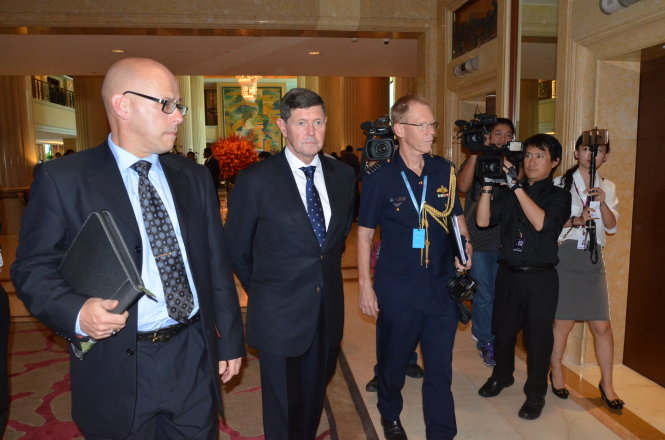 Đoàn đại biểu Úc do Bộ trưởng Quốc phòng Kevin Andrews (giữa) dẫn đầu đến tham dự Đối thoại Shangri-La ngày 29-5 - Ảnh: Quỳnh Trung
