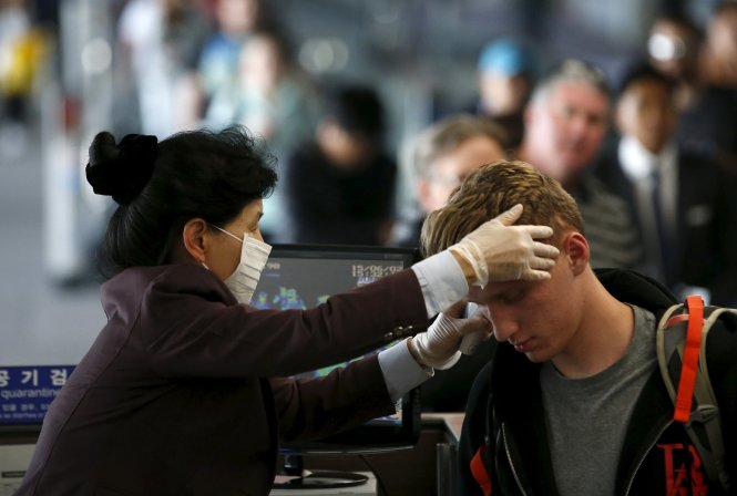 Kiểm tra thân nhiệt hành khách tại phi trường quốc tế Incheon, Hàn Quốc ngày 2-6 -  Ảnh: Reuters