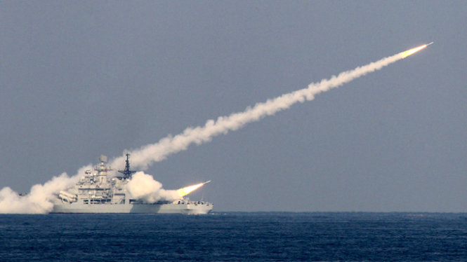 Tàu Trung Quốc bắn tên lửa trong một lần tập trận trên biển - Ảnh: Reuters