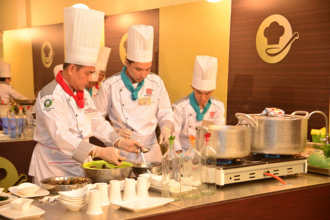 Các đầu bếp đang tham gia tranh tài tại cuộc thi - Ảnh: Quang Vinh