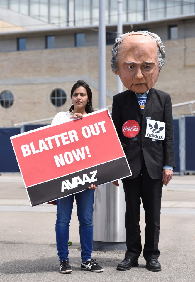 Trong khi cuộc họp của Đại hội đồng FIFA đang diễn ra (ngày 28 và 29-5) thì ngay tại Zurich, người ta biểu tình đòi Blatter từ chức - Ảnh: DPA