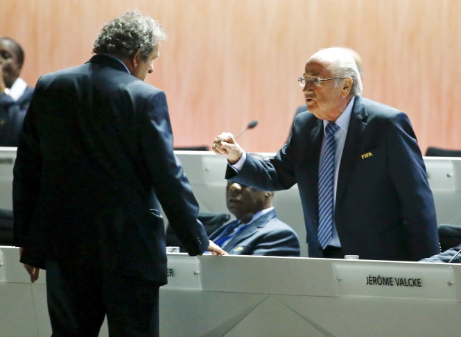 Blatter (phải) và Platini được dự báo sẽ có cuộc đối đầu “một mất một còn” giữa FIFA và UEFA - Ảnh: Reuters