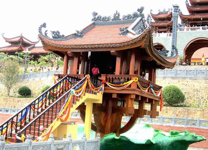 Biểu tượng chùa Một Cột tọa trên lá sen trong quần thể chùa Ba Vàng