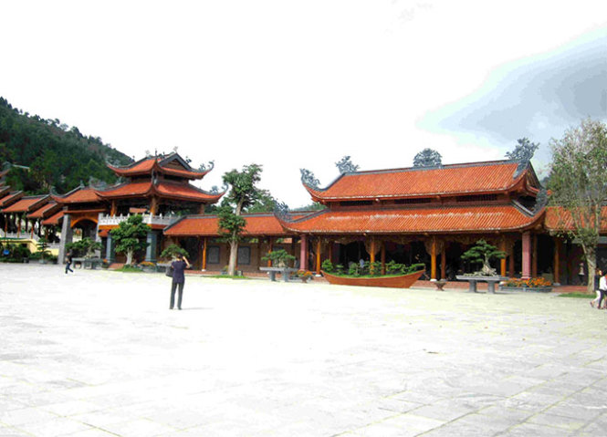 Những mái chùa nối nhau liên tiếp trong không gian chùa Ba Vàng