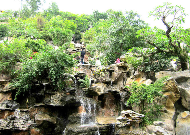 Không gian đá suối và cây cỏ ở chùa Ba Vàng