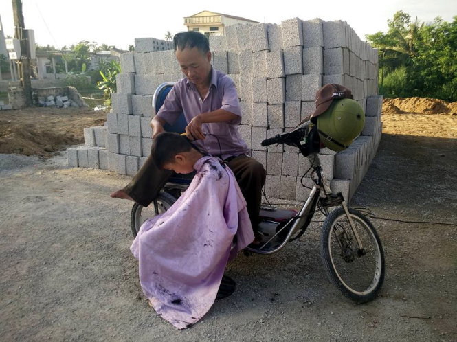 Ông Lê Quang Tý (quê xã Hoằng Quang, TP Thanh Hóa) học nghề cắt tóc trên xe lăn để mưu sinh Ảnh: THÁI SƠN
