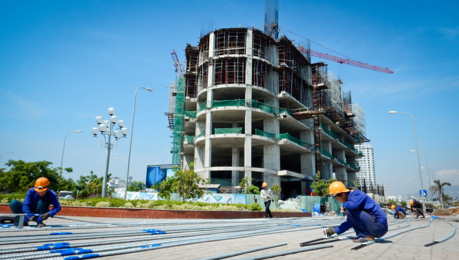 Công trình tổ hợp khách sạn, căn hộ cao cấp Mường Thanh đang xây dựng tại đầu cầu Trần Phú, TP Nha Trang - Ảnh: Tiến Thành