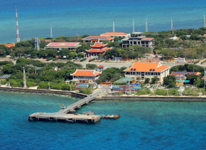 Toàn cảnh mặt chính diện đảo Trường Sa lớn nhìn từ phía cầu cảng - Ảnh: Viễn Sự