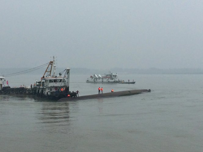 Lực lượng cứu hộ tìm mọi cách cứu người trên con tàu đã bị lật úp trong điều kiện thời tiết xấu ngày 2-6 - Ảnh: Reuters