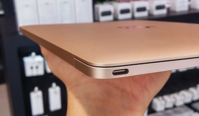 MacBook 12-inch màn hình Retina Apple ra mắt tháng 3-2015 chỉ có một cổng cắm USB-C duy nhất - Ảnh: Phong Vân