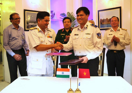 Lễ ký bản ghi nhớ giữa Cảnh sát biển Việt Nam (phải) và Lực lượng Bảo vệ bờ biển Ấn Độ ngày 25-5, nhân chuyến thăm Ấn Độ của Bộ trưởng Bộ Quốc phòng - đại tướng Phùng Quang Thanh - Ảnh: Bộ QPVN