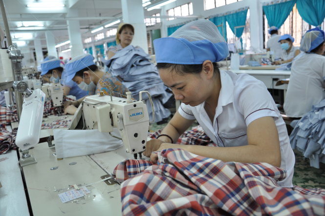 Thiếu nhân lực trình độ cao là câu chuyện đau đầu của ngành dệt may hiện nay. Trong ảnh: sản xuất áo sơmi xuất khẩu tại Công ty cổ phần may Bình Minh - Ảnh: T.V.N.