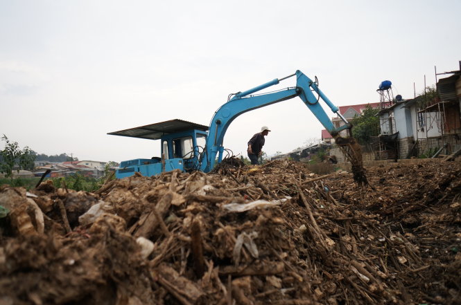TP Đà Lạt phải tổ chức một điểm thu gom rác trên suối Cam Ly, đoạn sắp đổ vào hồ Xuân Hương - Ảnh: Mai Vinh